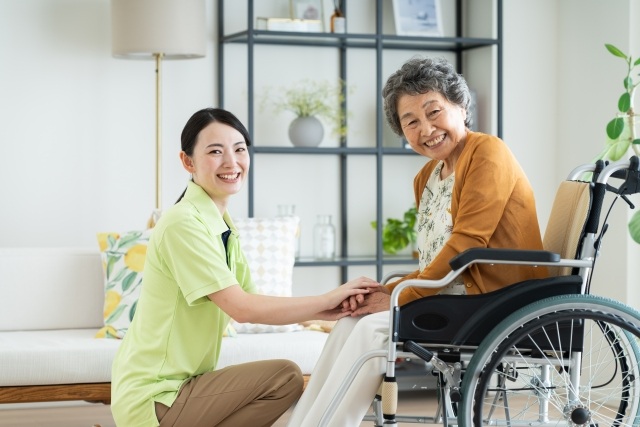 中卒でもホームヘルパー2級取得可能！給料・就職先も徹底解説